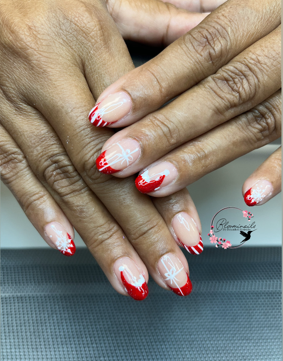 Ongles avec french rouge, rubans blancs et effet cadeau, nail art réalisé à La Réunion chez Bloominails Art